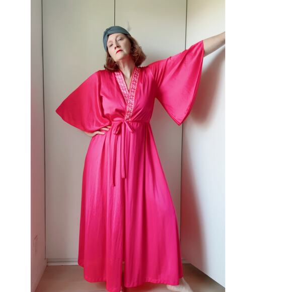 Vintage 70s Coral Pink Robe Size s/M Fit Floral Embroidery Detail Ankle Length - Picture 1 of 5